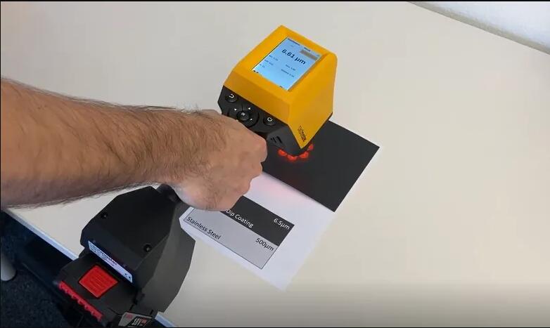 使用涂魔师Flex手持非接触膜厚分析仪对电泳漆漆膜进行非接触测厚